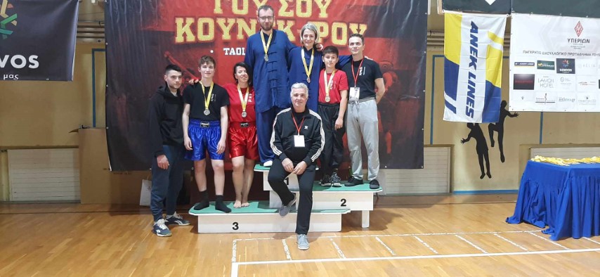 Ο προπονητής Μάνος Ταμιωλάκης με αθλητές Small
