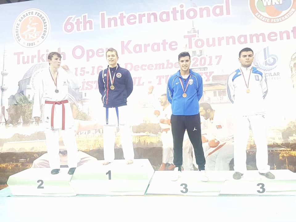 &Mu;&epsilon; 3 &mu;&epsilon;&tau;ά&lambda;&lambda;&iota;&alpha; &gamma;ύ&rho;&iota;&sigma;&epsilon; &eta; &Epsilon;&lambda;&lambda;&eta;&nu;&omicron;-&Iota;&alpha;&pi;&omega;&nu;&iota;&kappa;ή &Alpha;&kappa;&alpha;&delta;&eta;&mu;ί&alpha; &Kappa;&alpha;&rho;ά&tau;&epsilon; Dojo Tatsuo Suzuki &alpha;&pi;ό &tau;&omicron; 6&omicron; &Delta;&iota;&epsilon;&theta;&nu;έ&sigmaf; &Kappa;ύ&pi;&epsilon;&lambda;&lambda;&omicron; Turkish Open &tau;&omicron; &omicron;&pi;&omicron;ί&omicron; &delta;&iota;&epsilon;&xi;ή&chi;&theta;&epsilon;&iota; &alpha;&pi;ό &tau;&iota;&sigmaf; 15 &epsilon;&omega;&sigmaf; &tau;&iota;&sigmaf; 17 &Delta;&epsilon;&kappa;&epsilon;&mu;&beta;&rho;ί&omicron;&upsilon; &sigma;&tau;&eta;&nu; &Kappa;&omega;&nu;&sigma;&tau;&alpha;&nu;&tau;&iota;&nu;&omicron;ύ&pi;&omicron;&lambda;&eta;.